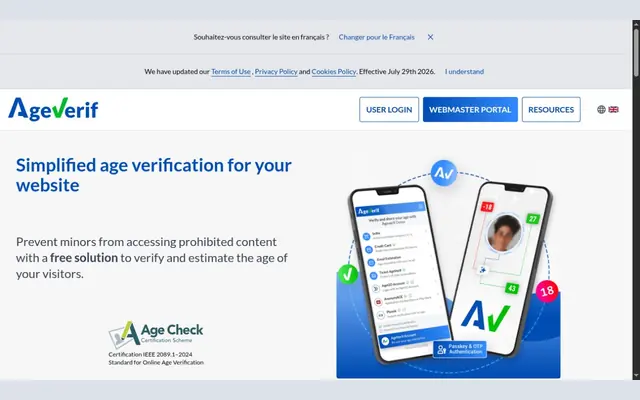 Accueil d’AgeVerif avec le titre « Simplified age verification for your website », les boutons d’accès utilisateur et webmestre, le logo de l’Age Check Certification Scheme pour la norme IEEE 2089.1-2024 et deux téléphones affichant la liste des méthodes et un visage dont l’âge est estimé