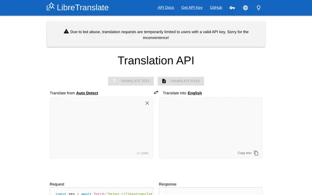 Interface de LibreTranslate avec ses deux champs de traduction et l’avertissement sur la clef d’API obligatoire