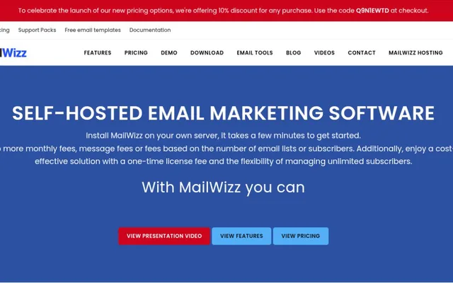 Page d’accueil de MailWizz, logiciel d’e-mailing auto-hébergé, avec le bandeau rouge d’un code de réduction et trois boutons vers la vidéo de présentation, les fonctions et les tarifs