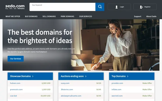 Portada de Sedo con el lema The best domains for the brightest of ideas, el buscador y tres columnas de dominios destacados, subastas a punto de cerrar y dominios más buscados