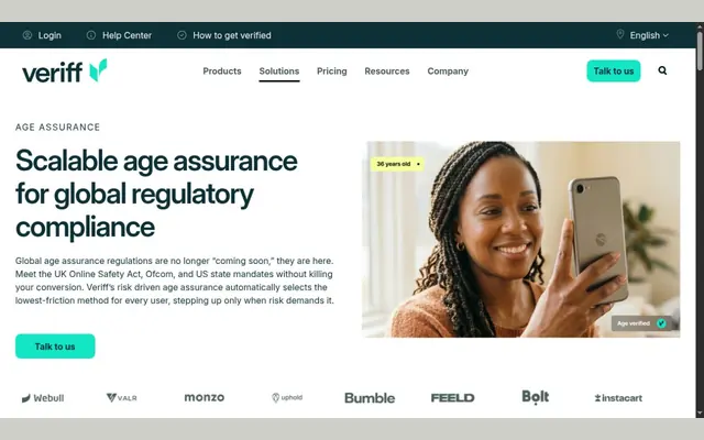 Page d’assurance de l’âge de Veriff, titrée « Scalable age assurance for global regulatory compliance », avec une femme qui se prend en selfie et une étiquette indiquant 36 ans, puis une rangée de logos clients dont Bumble et Feeld
